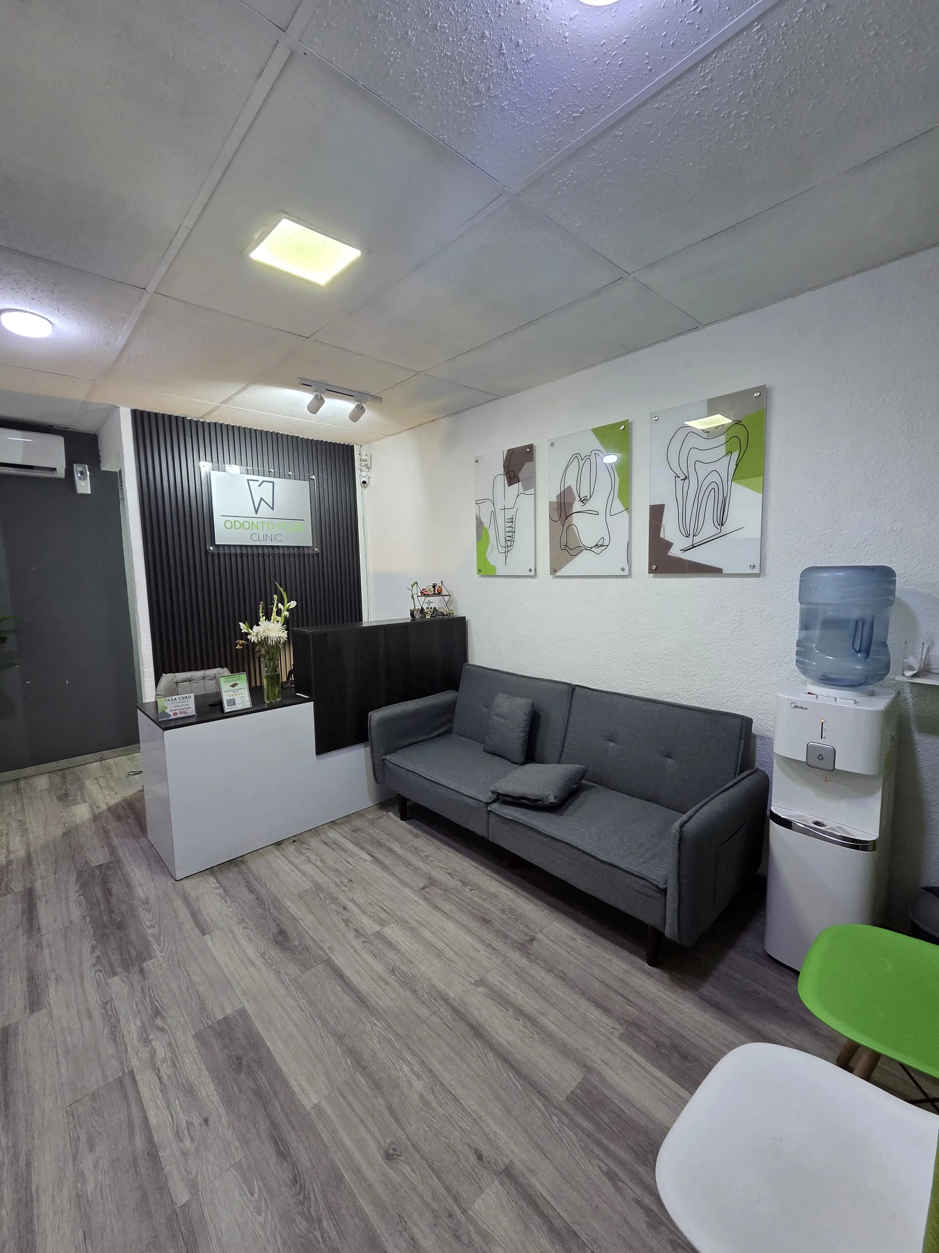 Recepción y sala de espera de la sucursal San Salvador