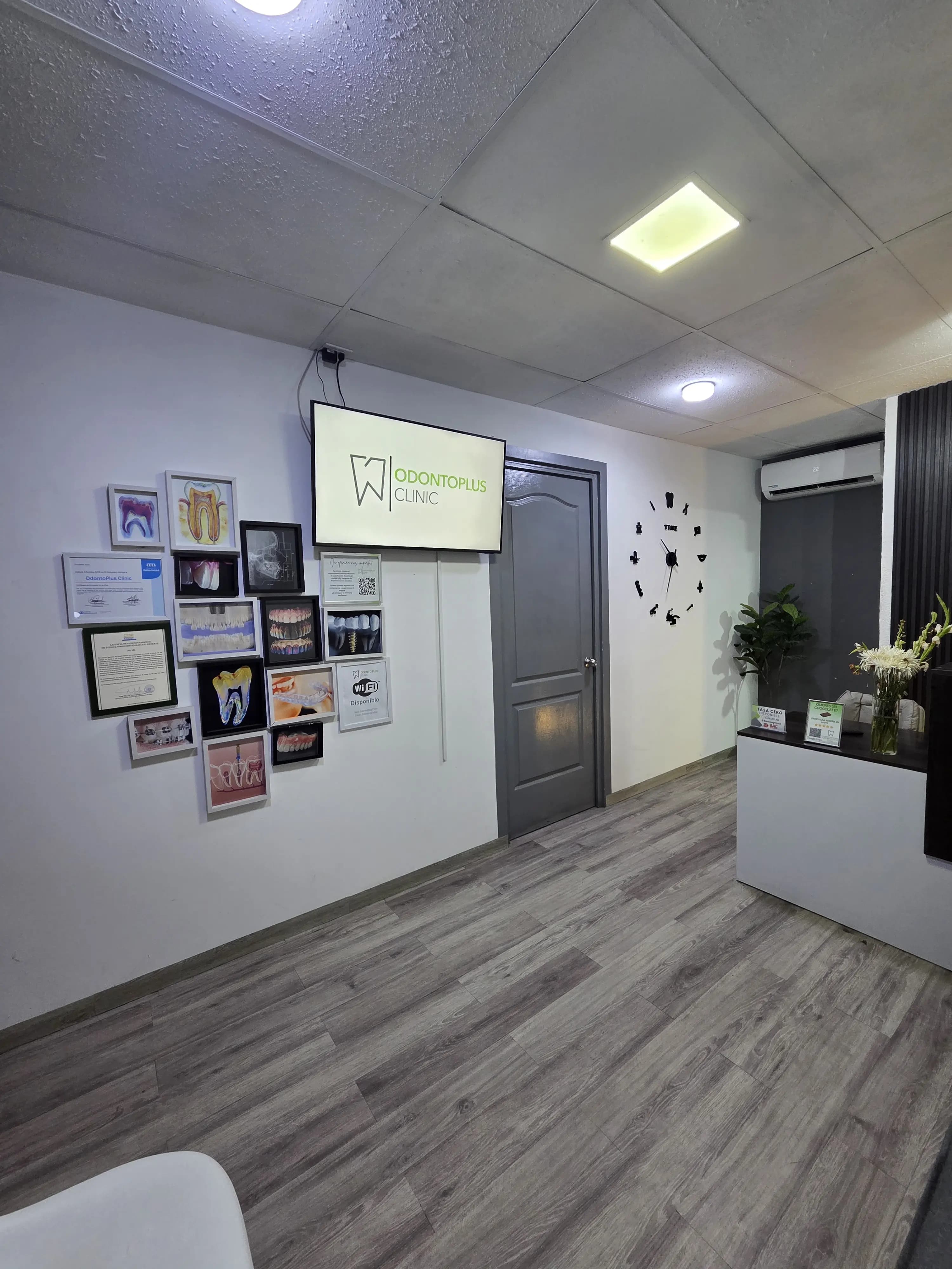 Pasillo de acceso a consultorios de la sucursal San Salvador