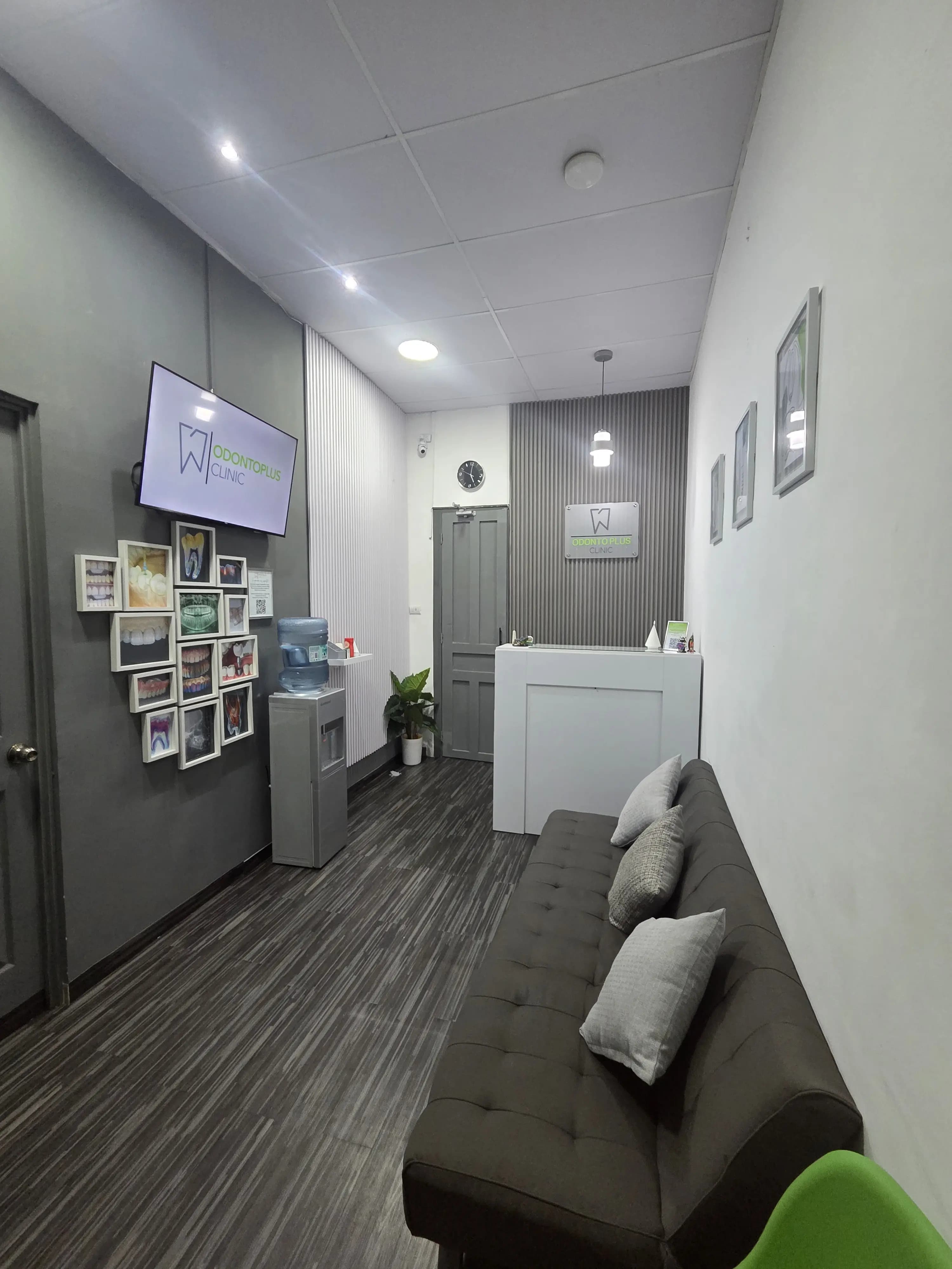 Recepción y sala de espera de la sucursal Santa Tecla